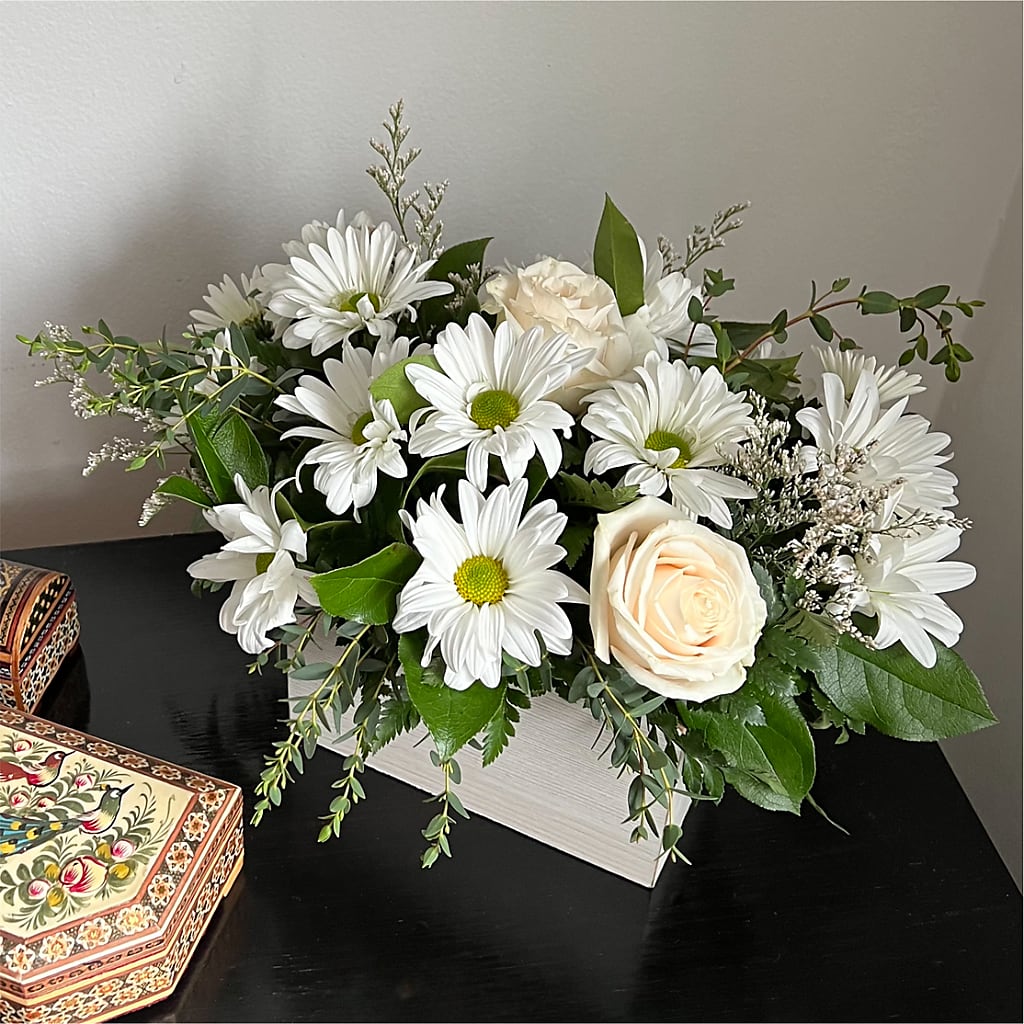 Fresh Linen Box Bouquet – MALLERY'S FLOWERS & GIFTS, Redding CA
